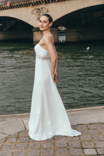 femme dans une robe de mariée élégante à bretelles à Paris
