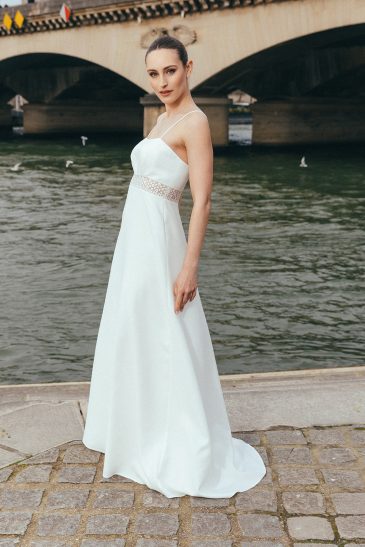 femme dans une robe de mariée élégante à bretelles à Paris