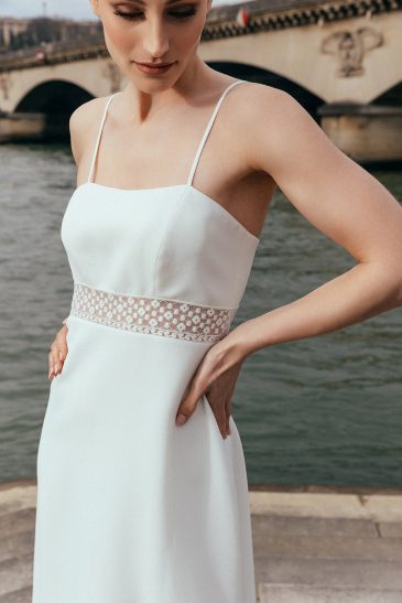 femme dans une robe de mariée élégante à bretelles à Paris
