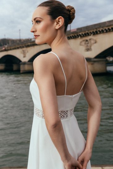 femme dans une robe de mariée élégante à bretelles à Paris