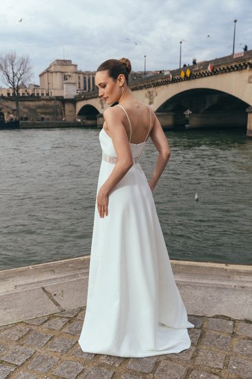 femme dans une robe de mariée élégante à bretelles à Paris