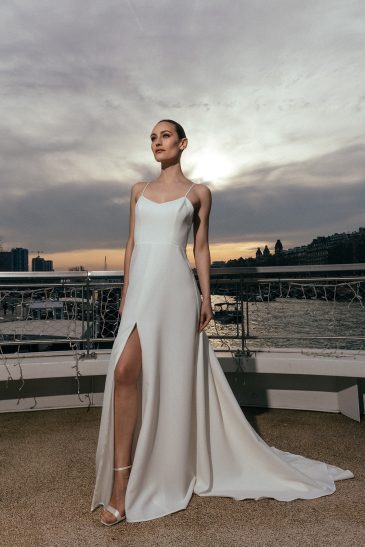 femme dans une robe de mariée épurée à paris