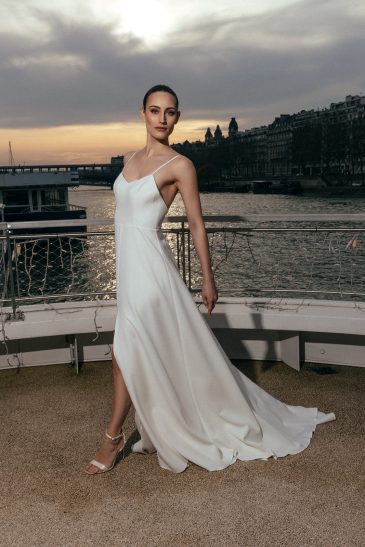 femme dans une robe de mariée épurée à paris
