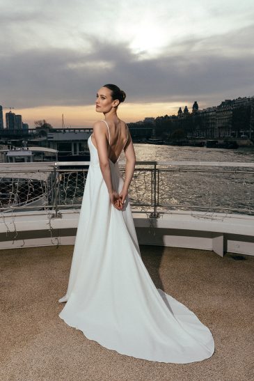 femme dans une robe de mariée épurée à paris