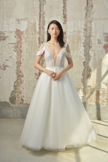 femme dans une robe de mariée princesse élégante