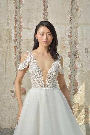 femme dans une robe de mariée princesse élégante