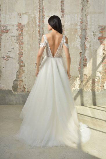 femme dans une robe de mariée princesse élégante