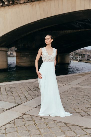 femme dans une robe de mariée élégante sans manche à Paris