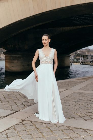 femme dans une robe de mariée élégante sans manche à Paris