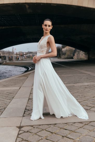 femme dans une robe de mariée élégante sans manche à Paris