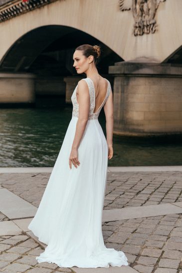 femme dans une robe de mariée élégante sans manche à Paris