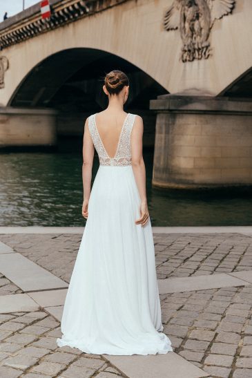 femme dans une robe de mariée élégante sans manche à Paris