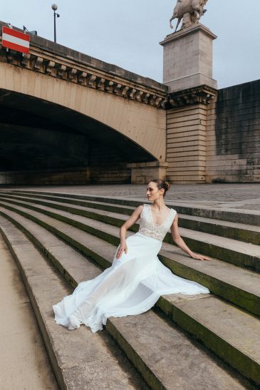 femme dans une robe de mariée élégante sans manche à Paris