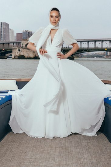 femme dans une robe de mariée fluide à paris