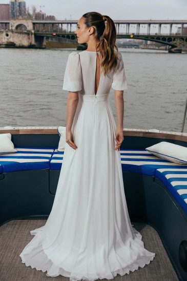 femme dans une robe de mariée fluide à paris