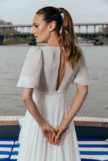 femme dans une robe de mariée fluide à paris