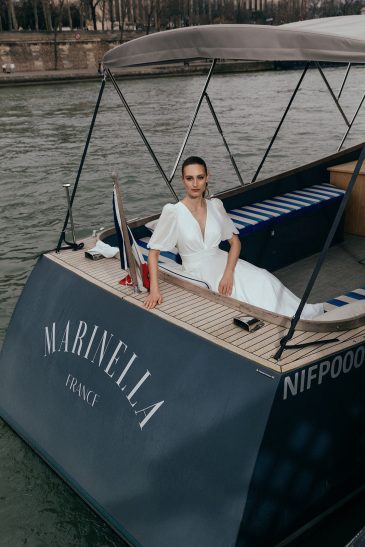 femme dans une robe de mariée fluide à paris