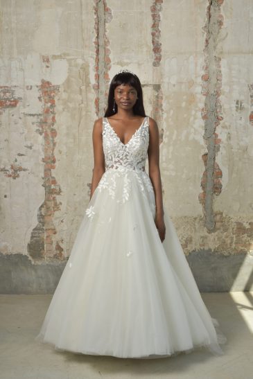 femme habillée d'une robe de mariée sans manches glamour