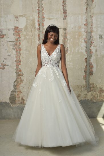 femme habillée d'une robe de mariée sans manches glamour
