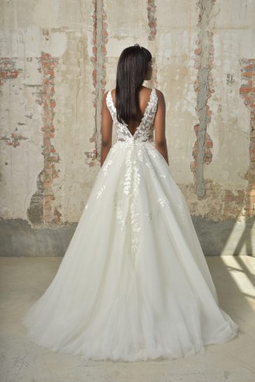 femme habillée d'une robe de mariée sans manches glamour