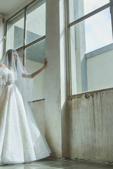 femme habillée d'une robe de mariée princesse glamour accessoirisé d'un joli voile en tulle