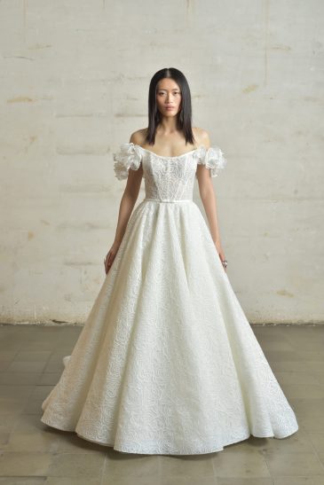 femme habillée d'une robe de mariée princesse glamour