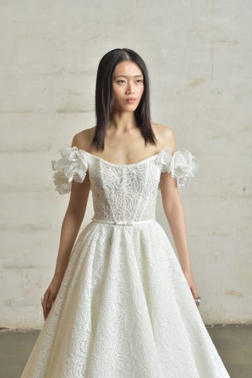 femme habillée d'une robe de mariée princesse glamour