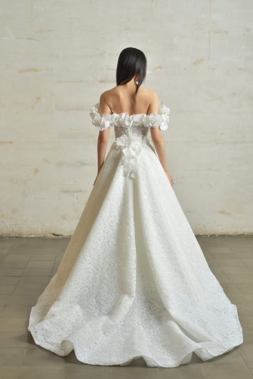 femme habillée d'une robe de mariée princesse glamour