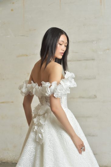 femme habillée d'une robe de mariée princesse glamour