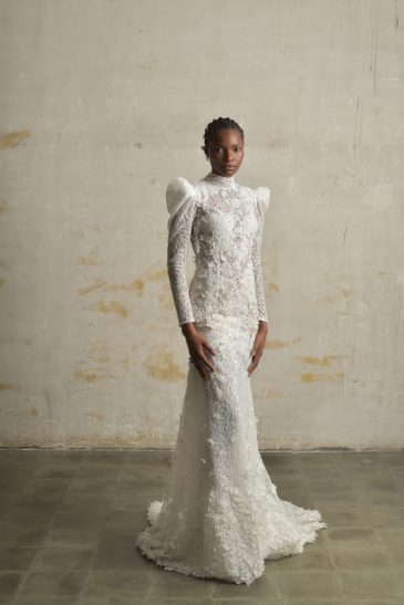femme habillée d'une robe de mariée sirène glamour, avec des manches longues et un joli dos nu
