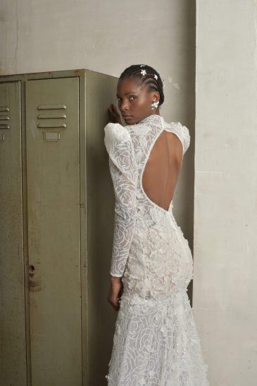 femme habillée d'une robe de mariée sirène glamour, avec des manches longues et un joli dos nu