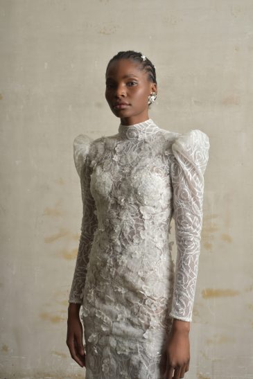 femme habillée d'une robe de mariée sirène glamour, avec des manches longues et un joli dos nu