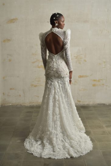 femme habillée d'une robe de mariée sirène glamour, avec des manches longues et un joli dos nu