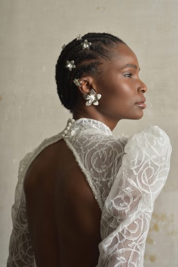 femme habillée d'une robe de mariée sirène glamour, avec des manches longues et un joli dos nu