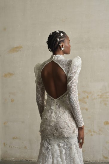 femme habillée d'une robe de mariée sirène glamour, avec des manches longues et un joli dos nu