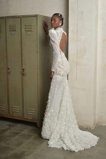 femme habillée d'une robe de mariée sirène glamour, avec des manches longues et un joli dos nu