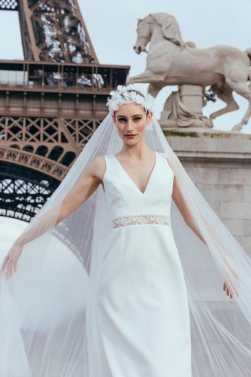 femme dans une robe de mariée sirène glamour avec un voile plissé à Paris