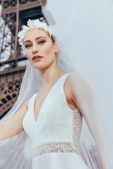 femme dans une robe de mariée sirène glamour avec un voile plissé à Paris