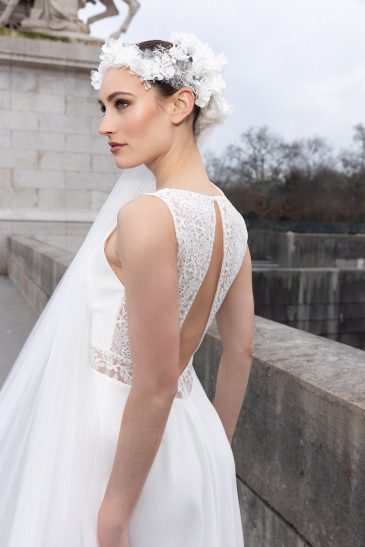 femme dans une robe de mariée sirène glamour avec un voile plissé à Paris