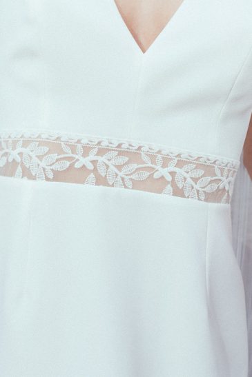 femme dans une robe de mariée sirène glamour avec un voile plissé à Paris