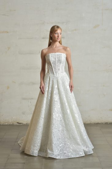 femme habillée d'une robe de mariée princesse brillante