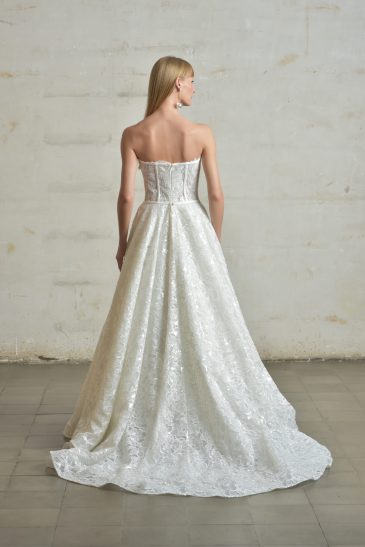 femme habillée d'une robe de mariée princesse brillante