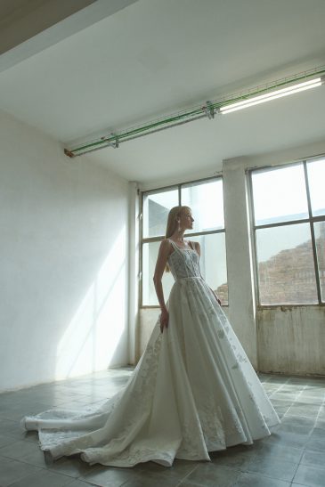 femme habillée d'une robe de mariée princesse élégante avec de jolis détails en dentelle
