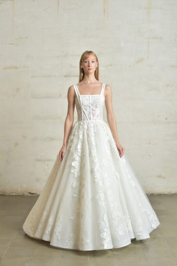 femme habillée d'une robe de mariée princesse brillante