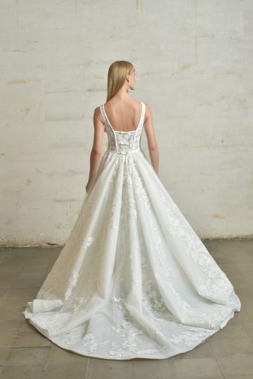 femme habillée d'une robe de mariée princesse brillante