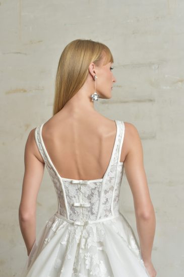 femme habillée d'une robe de mariée princesse brillante
