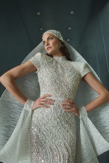 femme habillée d'une robe de sirène glamour manche courte à strass, accessoirisée d'une étole accrochée au bonnet et aux poignets