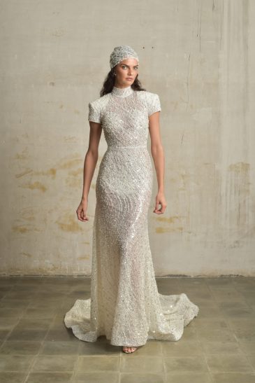 femme habillée d'une robe de sirène glamour manches courtes