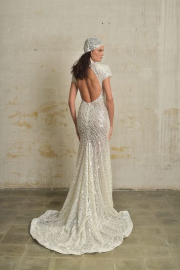 femme habillée d'une robe de sirène glamour manches courtes