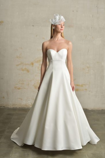 femme avec une robe de mariée princesse épurée et minimaliste